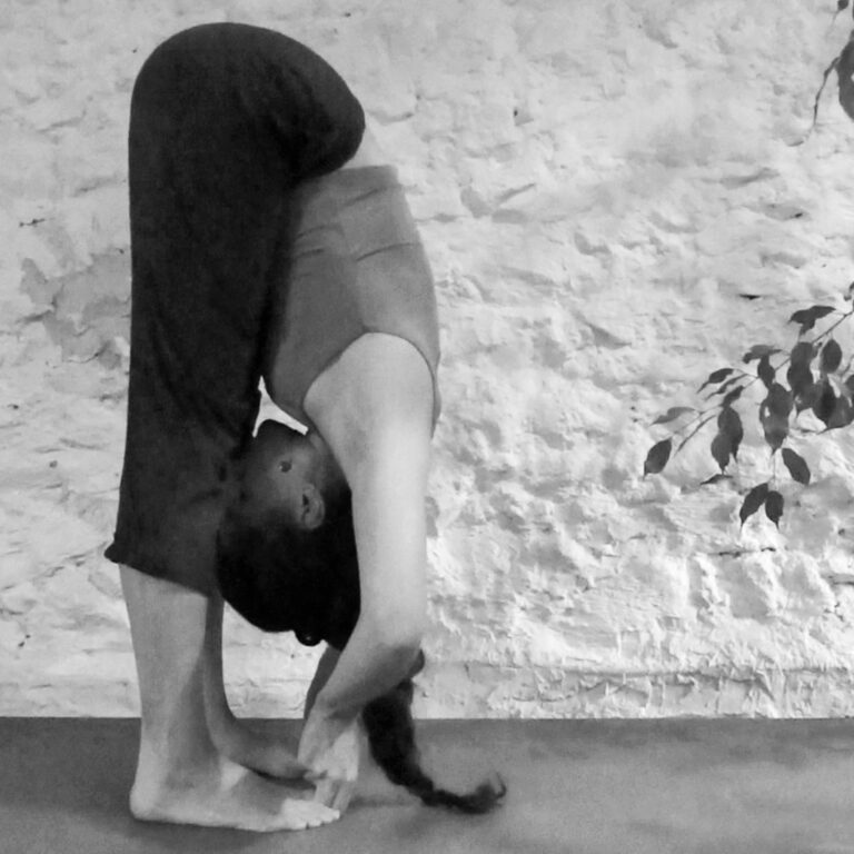 Une photographie en noir et blanc d'une posture de yoga